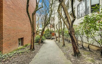 211 Summit Ave E, Unit 302 in Seattle, WA - Foto de edificio - Building Photo