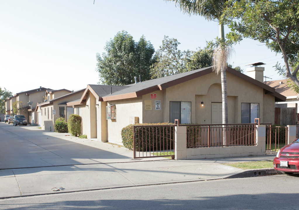 5038 Live Oak St in Cudahy, CA - Foto de edificio