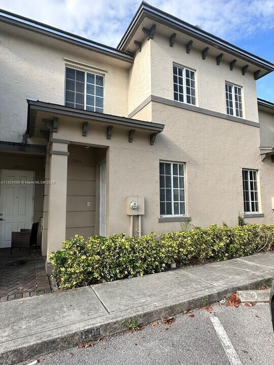 1985 Marsh Harbor Dr in Riviera Beach, FL - Building Photo