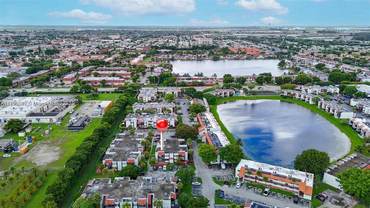 460 W Park Dr in Miami, FL - Building Photo