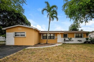 141 NW 76th Terrace in Pembroke Pines, FL - Building Photo