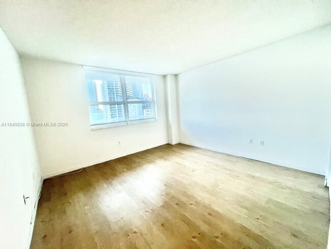 1155 Brickell Bay Dr in Miami, FL - Building Photo - Building Photo
