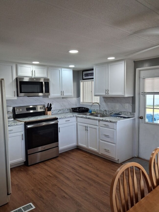 8071 Dinsmore St in Brooksville, FL - Building Photo - Building Photo