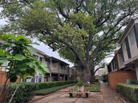 2595 Marilee Ln in Houston, TX - Building Photo