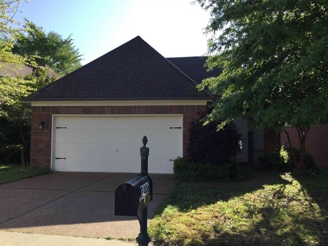 2406 Lake Garden Dr in Memphis, TN - Building Photo