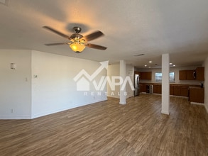 7915 Oval Meadows in San Antonio, TX - Foto de edificio - Building Photo