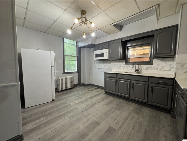 154 Bayview Ave, Unit 2 in Jersey City, NJ - Building Photo - Building Photo