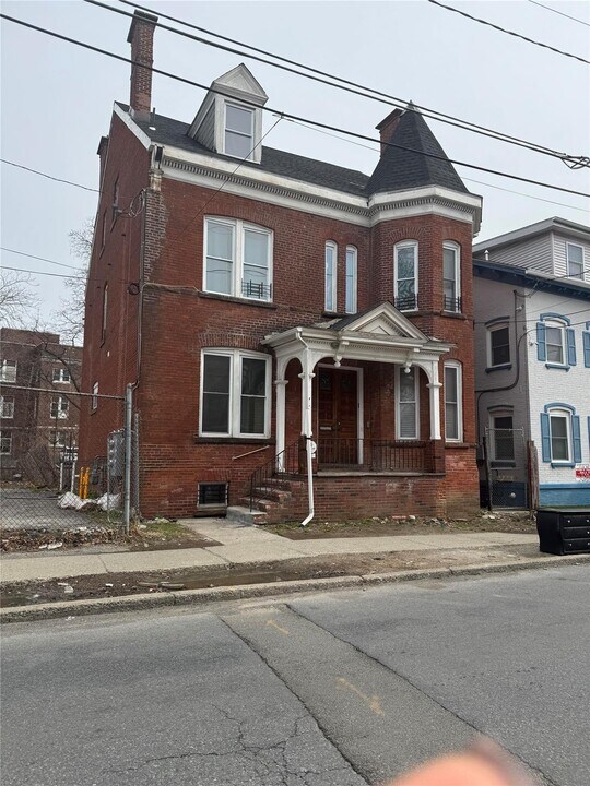 77 Academy St in Poughkeepsie, NY - Building Photo