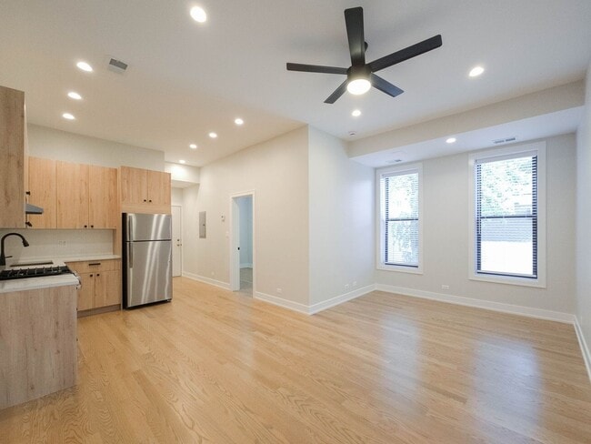 2057 W Dickens Ave, Unit 2N