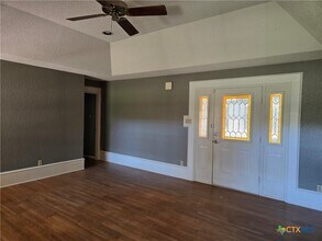 241 Galvin Dr in Seguin, TX - Building Photo - Building Photo