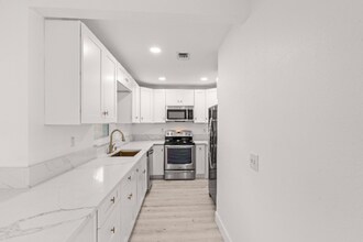 1369 Pine Brook Dr in Clearwater, FL - Building Photo - Building Photo
