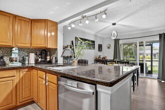 9050 NW 28th St in Coral Springs, FL - Foto de edificio - Building Photo