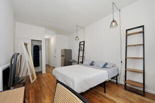 374 W 35th St in New York, NY - Building Photo