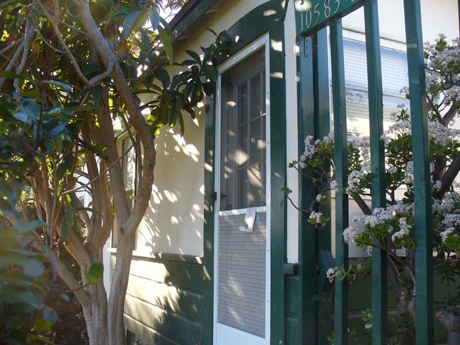 10583 Ayres Ave in Los Angeles, CA - Building Photo - Building Photo