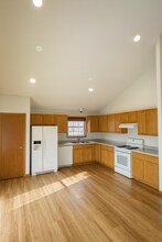 7354 Windsor Dr N in Shakopee, MN - Building Photo - Building Photo