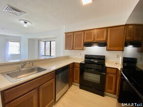 1204 Whitney Ave in Hamden, CT - Foto de edificio - Building Photo