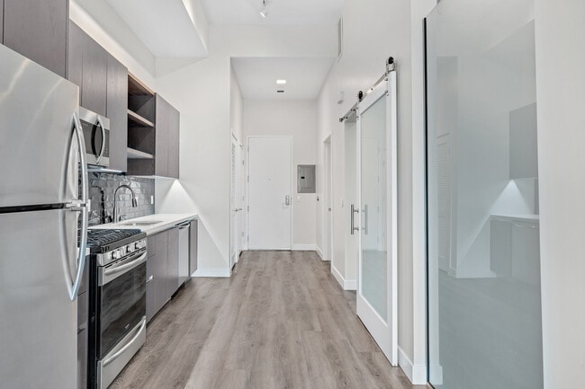 The Crest in Long Beach, CA - Building Photo - Interior Photo