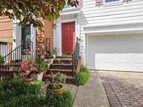 130 Rolling Trce in Falls Church, VA - Building Photo - Building Photo