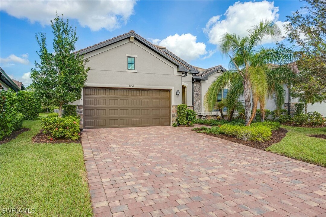 2754 Aviamar Cir in Naples, FL - Building Photo