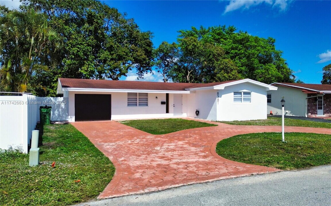 8381 NW 11th St in Pembroke Pines, FL - Building Photo