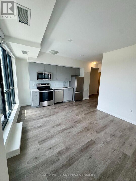 325-325 Yorkland Blvd in Toronto, ON - Building Photo