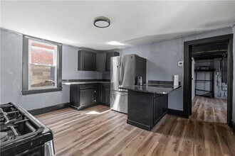 813 Bower Hill Rd in Bridgeville, PA - Foto de edificio - Building Photo