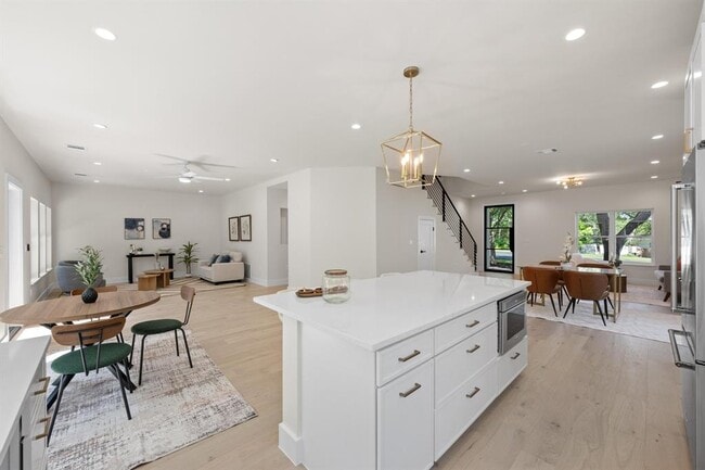 13 Autumn Oaks Dr in The Hills, TX - Building Photo - Building Photo