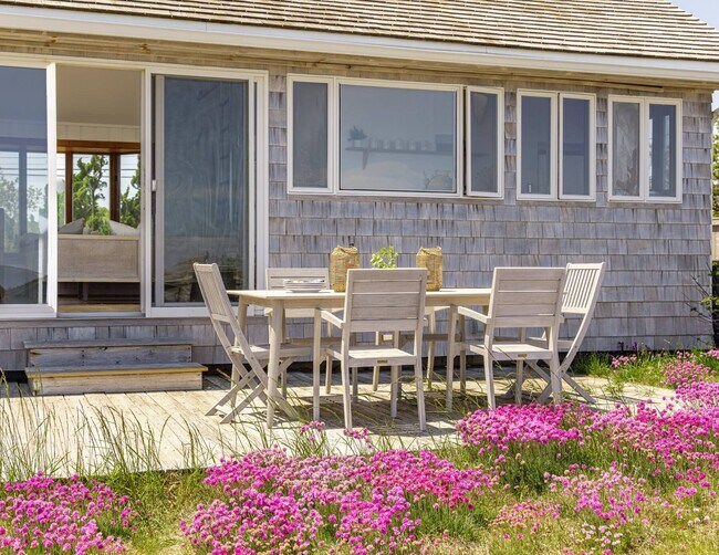 89 Gerard Dr in East Hampton, NY - Building Photo - Building Photo