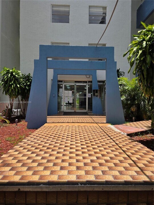 5050 NW 7th St in Miami, FL - Building Photo