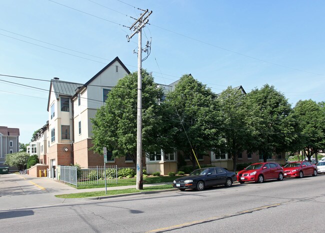 Tairrie House in Minneapolis, MN - Foto de edificio - Building Photo