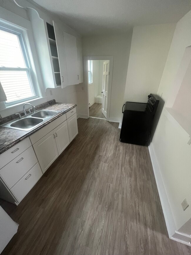 75 1/2 Kinsley St, Unit APT A in Nashua, NH - Building Photo - Building Photo