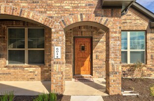 7220 Wyoming Springs Dr in Round Rock, TX - Building Photo