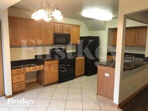 932 Symphony Dr in Aurora, IL - Foto de edificio - Building Photo