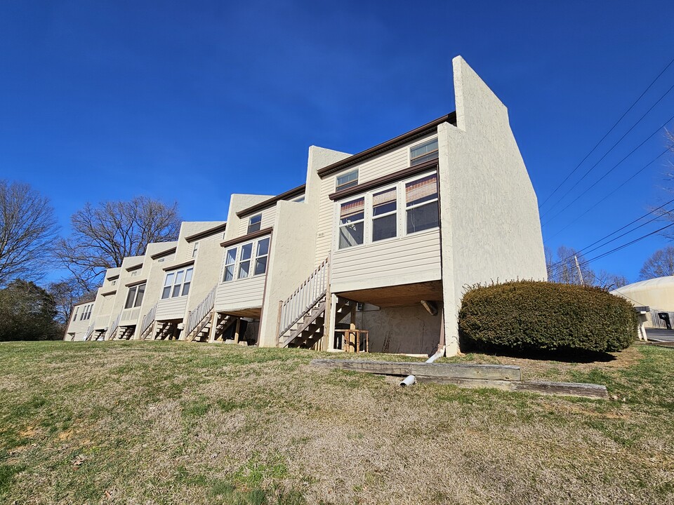 100 Ivy Ln in Bristol, VA - Building Photo