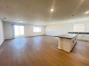 7599 Taylor Ave in Hesperia, CA - Foto de edificio - Building Photo