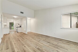 1602 W Braker Ln in Austin, TX - Foto de edificio - Building Photo