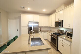 724 E Lark St in Gilbert, AZ - Building Photo - Building Photo
