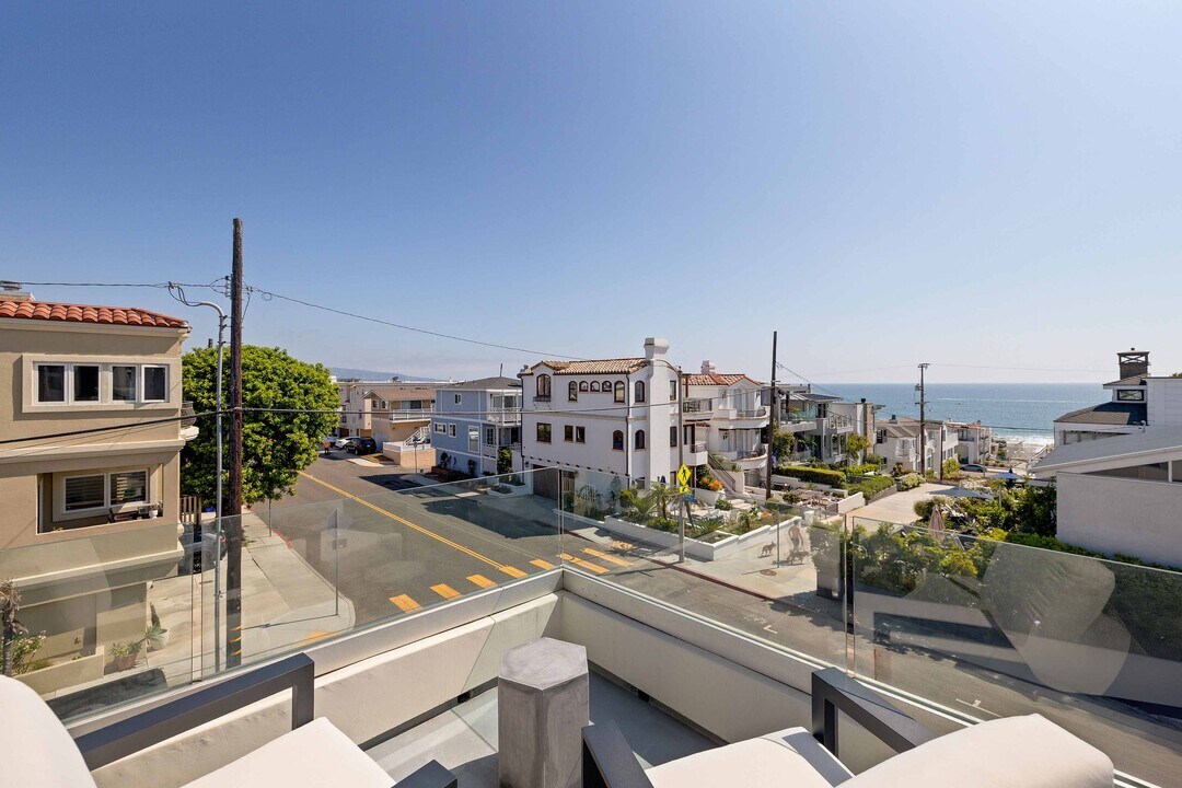 301 2nd St in Manhattan Beach, CA - Building Photo