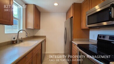 827 Palm St in Medford, OR - Building Photo - Building Photo