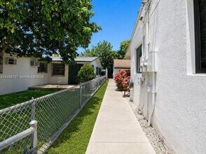 2831 SW 21st St in Miami, FL - Building Photo - Building Photo