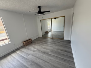 700 W La Veta Ave in Orange, CA - Foto de edificio - Building Photo