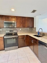 281 W Park Dr, Unit 814 in Miami, FL - Building Photo - Building Photo