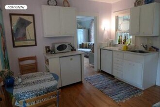 110 Burnett St in Southampton, NY - Building Photo - Building Photo