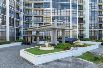 Towers Of Oceanview in Hallandale, FL - Foto de edificio - Building Photo