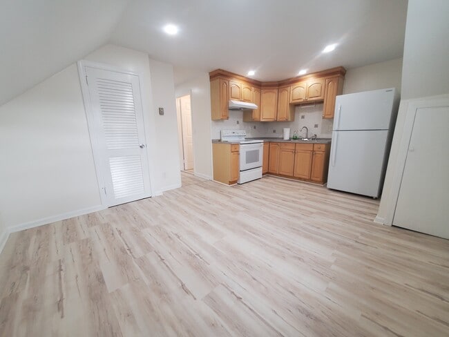 54 Ferris Ave, Unit 2 in Norwalk, CT - Foto de edificio - Building Photo