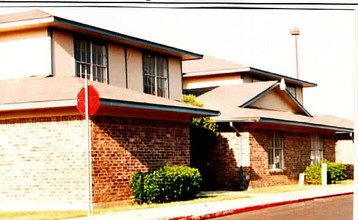 Parkway East Townhomes in Arlington, TX - Building Photo - Building Photo