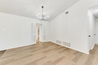 1656 Glenhill Ln in Lewisville, TX - Foto de edificio - Building Photo