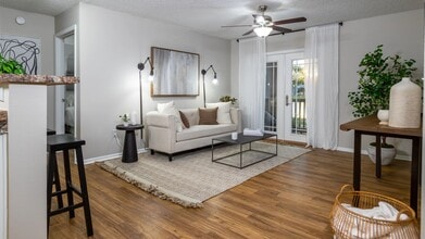 Grand Oaks At The Lake in Melbourne, FL - Foto de edificio - Building Photo