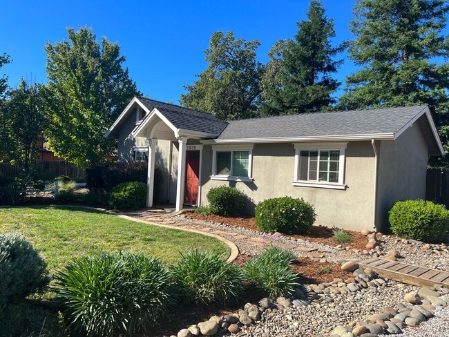 1938 Deerfield Ave in Redding, CA - Building Photo - Building Photo