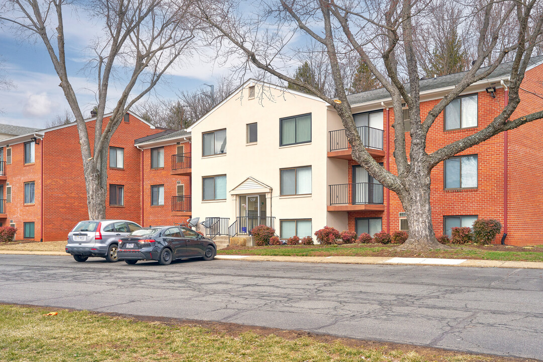 Country Club Green in Leesburg, VA - Building Photo